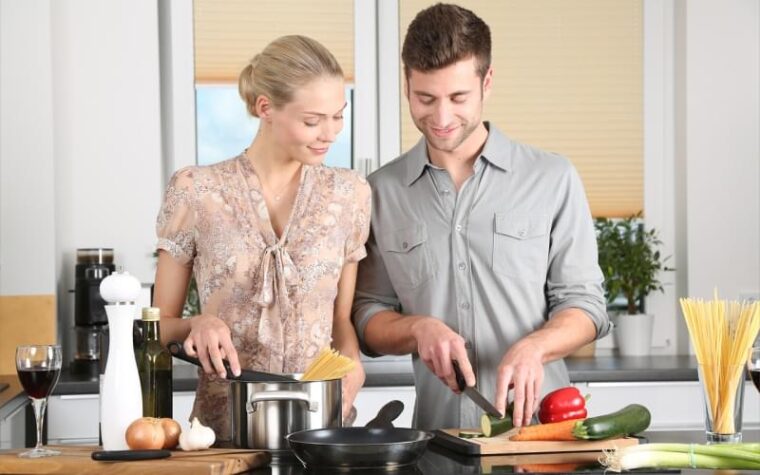 couple chapping veggies